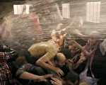 电影《冲突的一天》以写实手法表现埃及政府和争取民主的人民之间的冲突。（海鹏影业提供）
