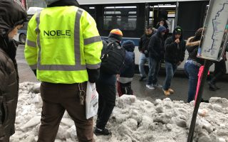 法拉盛缅街公交站  成积雪重灾区