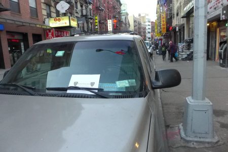 一辆停在勿街上的“特权公务车”收到5分局诚信管理官（ICO）发出的警告信。