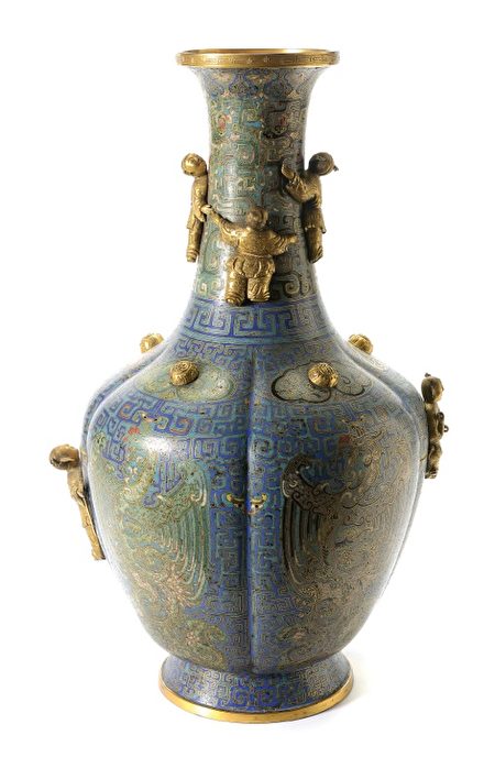 藏品8104，一個高高的飾有雕刻的中國景泰藍琺琅花瓶，售出100,300美元。（灣區拍賣行Michaan’s Auction提供）