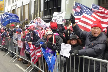 各族裔4日在川普大廈前集會，其中不乏華人的身影，他們冒著嚴寒趕來參加活動，顯示華人支持川普的決心。