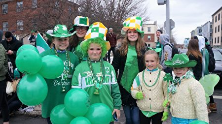 愛爾蘭裔的Doherty家族的孩子們從麻州Lynnfield趕到波士頓觀看聖派翠克節遊行，年齡從6歲到16歲。（貝拉/大紀元）