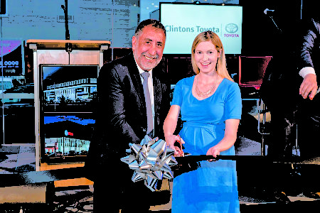 悉尼的Camden市市長Lara Symkowiak（右）與車行老闆Mario Kordovolos一起為新車行開張剪綵。（Macarthur Lexus提供）