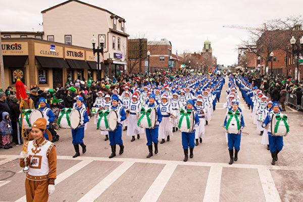 波士頓聖派翠克節遊行隊伍中，身著藍白相間中國傳統服裝的160名樂團成員，方陣整齊，氣勢雄壯。（戴兵/大紀元）