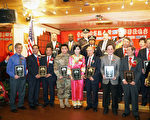 费城至孝笃亲公所主席陈北南（左一）于3月12日晚为保护中国城及美籍华裔安全、自由等方面做出了杰出贡献人士颁发了社区服务奖。（肖捷/大纪元）