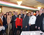 芝加哥旅遊局局長David Whitaker （左七）、他的中國太太（左六），和芝加哥華商會董事們合影。（唐明鏡／大紀元）