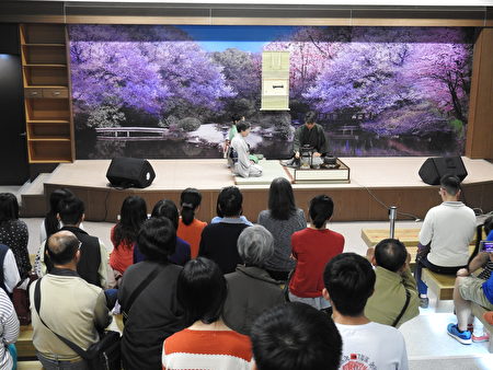 在2017年世界搏茶会中，民众聚精会神观赏日本茶艺。（蔡上海／大纪元）