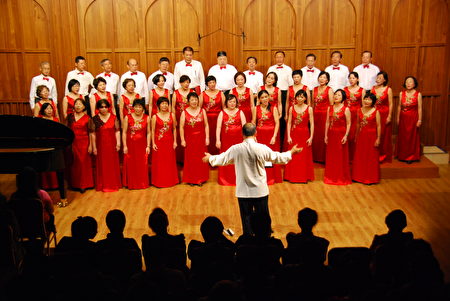 台南市爱乐视障合唱团表演照。（台南市爱乐视障合唱团提供）