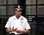 圖為紐約聯邦儲備銀行門口。（Andrew Burton/Getty Images)