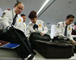 電子設備如果放進托運行李，可能被竊、損壞或黑客入侵。如何防範，專家提供建議。(Justin Sullivan/Getty Images)