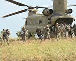 2015年4月20日，美軍第5步兵師的第2史特萊克旅級戰鬥隊（2nd Stryker Brigade Combat），在菲律賓的一次空襲演習中，從C47「支奴干」直升機上下來。(TED ALJIBE/AFP/Getty Images)