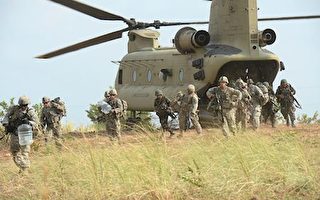 2015年4月20日，美軍第5步兵師的第2史特萊克旅級戰鬥隊（2nd Stryker Brigade Combat），在菲律賓的一次空襲演習中，從C47「支奴干」直升機上下來。(TED ALJIBE/AFP/Getty Images)