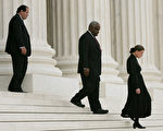 2005年9月6日，美国高院大法官（前至后）金斯伯格、托马斯和斯卡利亚（已故）走下高院台阶。(Win McNamee/Getty Images)