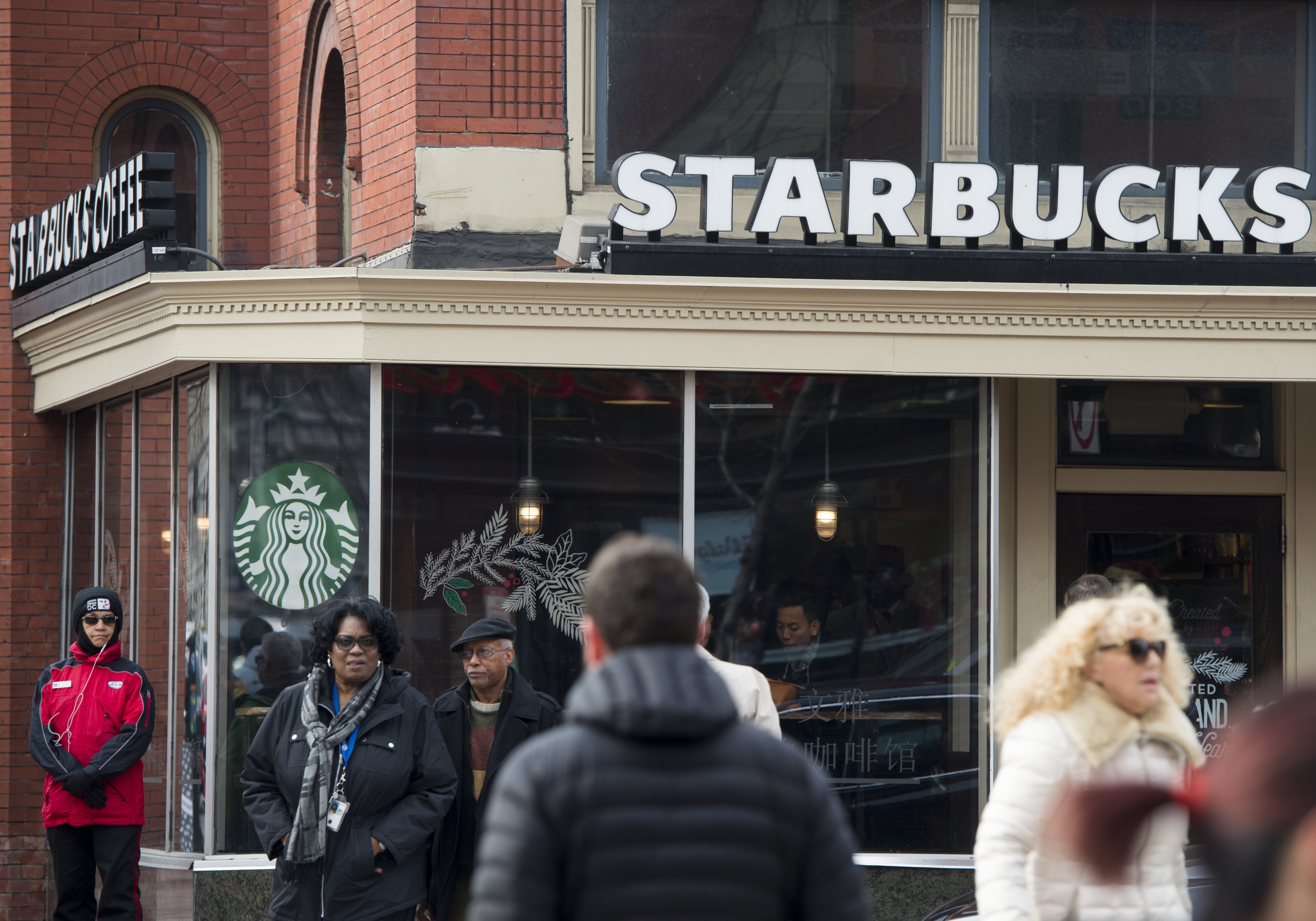 華府特區一家星巴克連鎖店。(SAUL LOEB/AFP/Getty Images)