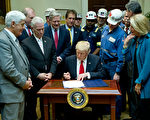 美总统川普对联邦环境政策的改变，被视为是里根总统以来最大的一次。图为2017年2月川普签署行政令，废除煤矿不可将废物排放至附近水道的规定。(Photo by Ron Sachs-Pool/Getty Images)