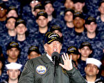 川普2日在弗吉尼亞州紐波特紐斯的福特號航母上對記者表示，他完全信任塞辛斯。圖為川普在福特號上對美國海軍和造船廠工人發表講話。(Mark Wilson/Getty Images)