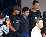 3月3日，馬來西亞警方因證據不足，釋放了金正男遇刺案落網的朝鮮嫌犯李鐘哲（圖正中），並將其驅逐出境。(MOHD RASFAN/AFP/Getty Images)