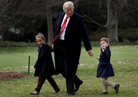 周五（3月3日），美国总统川普一手牵着伊万卡三岁的儿子约瑟芬·库什纳，另一手牵着伊万卡的大女儿阿拉贝拉，在白宫草坪登上海军陆战队一号总统专机。(Photo by Win McNamee/Getty Images)
