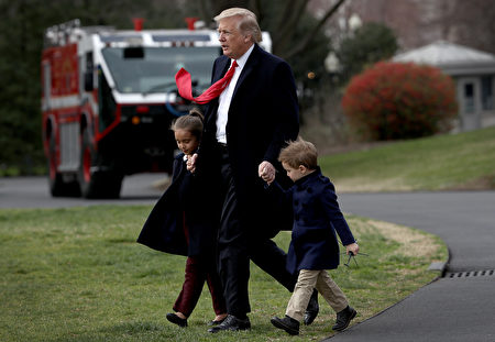 周五（3月3日），美国总统川普一手牵着伊万卡三岁的儿子约瑟芬·库什纳，另一手牵着伊万卡的大女儿阿拉贝拉，在白宫草坪登上海军陆战队一号总统专机。(Photo by Win McNamee/Getty Images)