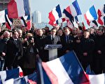 3月5日下午15點，巴黎陰雨連綿，約近上萬民眾彙集Trocadero廣場，顯示他們支持法國共和黨候選人菲勇的決心。(GEOFFROY VAN DER HASSELT/AFP/Getty Images)
