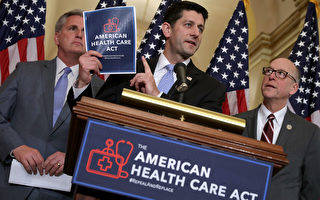 在长达近18个小时的会议后，众议院筹款委员会（House Ways and Means Committee）通过了AHCA 中的“废除奥巴马对没有医保民众的罚款规定”。(Photo by Chip Somodevilla/Getty Images)