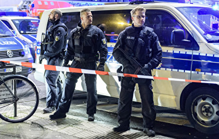 反恐特警随后接管了整个车站(Alexander Scheuber/Getty Images)