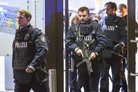 反恐特警随后接管了整个车站 (Alexander Scheuber/Getty Images)