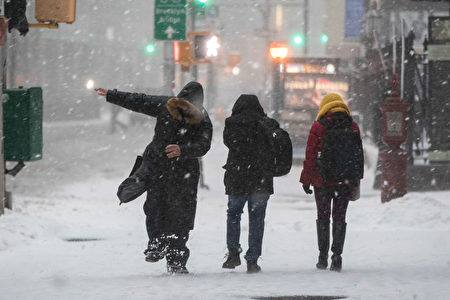 號稱美國今冬最強的冬季風暴斯特拉（Stella）挾帶雨雪侵襲東北部多數地區，迫使學校停課、數以千計航班取消。(Drew Angerer/Getty Images)