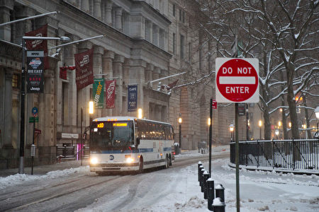 號稱美國今冬最強的冬季風暴斯特拉（Stella）挾帶雨雪侵襲東北部多數地區，迫使學校停課、數以千計航班取消。(Drew Angerer/Getty Images)