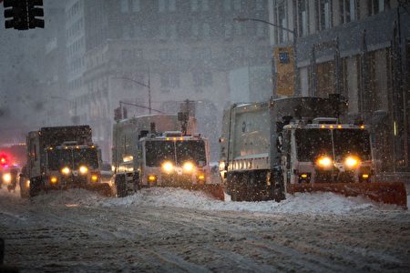 號稱美國今冬最強的冬季風暴斯特拉（Stella）挾帶雨雪侵襲東北部多數地區，迫使學校停課、數以千計航班取消。(Kevin Hagen/Getty Images)
