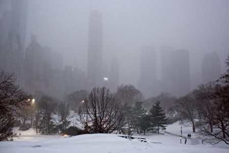 當局發出風暴或暴風雪預警，東岸地區約有5000萬人受影響。 (Kevin Hagen/Getty Images)