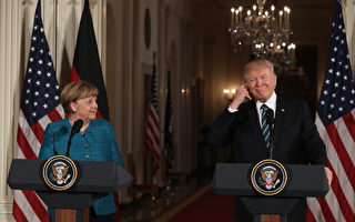川普週六（18日）發表推文說，他與德國總理默克爾的會談「很棒」，駁斥了媒體之前報導的「不和」，川普稱之為假新聞。(Justin Sullivan/Getty Images)
