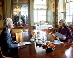 負責協調組織新執政聯盟的荷蘭健康大臣席佩斯（右），在開始協調工作前，需與荷蘭各政黨逐一會談。圖為她與PVV黨魁威爾德斯於3月2日在海牙會面。（JERRY LAMPEN/AFP/Getty Images）
