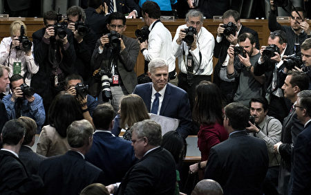 戈薩奇是川普在1月末提名的替代去年去世的保守派大法官斯卡利亞（Antonin Scalia）的人選。如果通過參議院確認，戈薩奇將會是25年來最年輕的大法官。 (Photo by Brendan Smialowski-Pool/Getty Images)