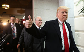 周二（3月21日），川普与共和党人就健保法案座谈后，出门时做出支持的手势。（Mark Wilson/Getty Images)