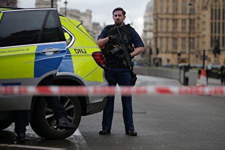 英国议会大楼外22日下午传出枪响，多人受伤，目前国会大厦西敏宫（Palace of Westminster）暂时关闭，严加戒备。 (Photo credit should read DANIEL LEAL-OLIVAS/AFP/Getty Images)