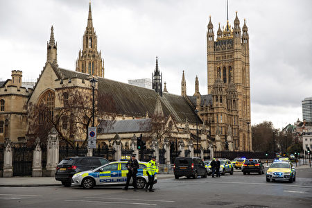 LONDON, ENGLAND - MARCH 22: Armed police officer stand guard near Westminster Bridge and the Houses of Parliament on March 22, 2017 in London, England. A police officer has been stabbed near to the British Parliament and the alleged assailant shot by armed police. Scotland Yard report they have been called to an incident on Westminster Bridge where several people have been injured by a car. (Photo by Jack Taylor/Getty Images)