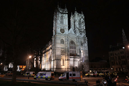 夜幕低垂，議會大樓外警車仍未離去。(Jack Taylor/Getty Images)