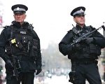 3月23日，英国武装警察驻守国会大厦附近，保护该地区。(DANIEL LEAL-OLIVAS/AFP/Getty Images)