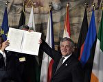 歐盟27國領導人週六（3月25日）齊聚義大利羅馬，紀念《羅馬條約》簽署 60週年，發布千字宣言，誓言「團結一心，歐洲是我們共同的未來」。(TIZIANA FABI/AFP/Getty Images)