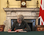 3月28日，英國首相特里莎‧梅（Theresa May）簽署給歐盟理事會主席Donald Tusk的信函，聲明英國退出歐盟。 (Photo by Christopher Furlong - WPA Pool/Getty Images)