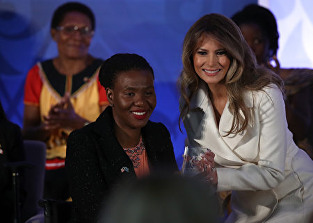 美国第一夫人梅拉妮亚周三（29日）上午出席在国务院举行的“国际妇女勇气奖”，为12位杰出女性颁奖。 (Photo by Win McNamee/Getty Images)