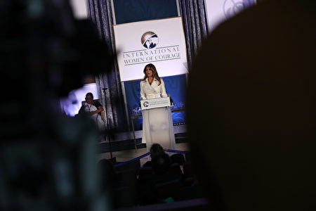 美国第一夫人梅拉妮亚周三（29日）上午出席在国务院举行的“国际妇女勇气奖”，为12位杰出女性颁奖。 (Photo by Win McNamee/Getty Images)