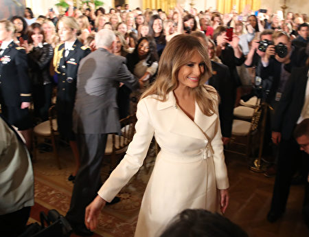 3月29日，美国总统川普和第一夫人梅拉妮亚参加白宫女性历史月庆祝活动。(Photo by Mark Wilson/Getty Images)