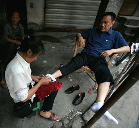 重慶一名男子正在接受修趾甲服務。(China Photos/Getty Images)