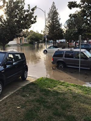 圣荷西居民家门前遭到淹水，车辆浸泡在水中，凸显购买洪水险的必要性。（读者提供）