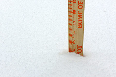 到中午的时候，纽约上州橙县（Orange County）降雪量达到14吋。（读者提供）