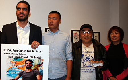 古巴艺术家“良心犯”达尼洛．马尔多纳多感谢华裔维权人士莫逢杰（右二）等人的声援协助。（徐绣惠／大纪元）