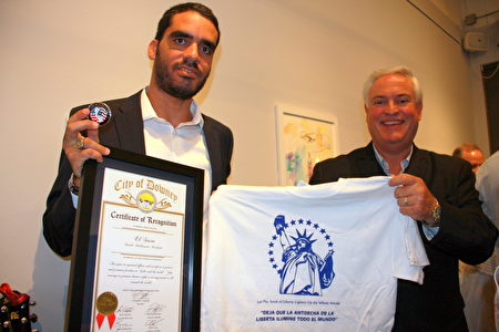 達尼洛·馬爾多納多（左）開心收下印有西班牙語「人權宣言」的運動服。（徐綉惠／大紀元）