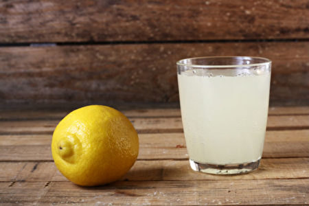 要给头发提色，柠檬汁是好帮手，全无双氧水（过氧化氢）的坏处。(Shutterstock)